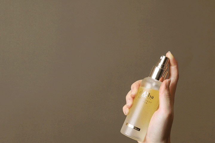 Aplicación del spray facial d'Alba