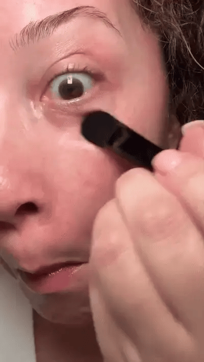 Aplicación del tratamiento para el contorno de ojos