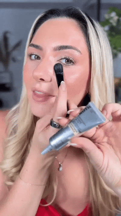 Aplicación del tratamiento para el contorno de ojos
